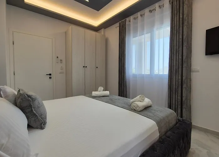 アパートホテル Roxhest Sarandë