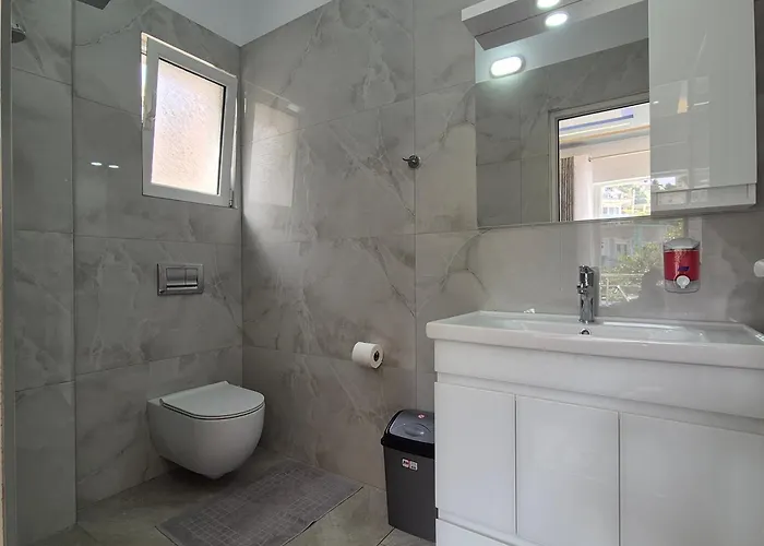 アパートホテル Roxhest Sarandë