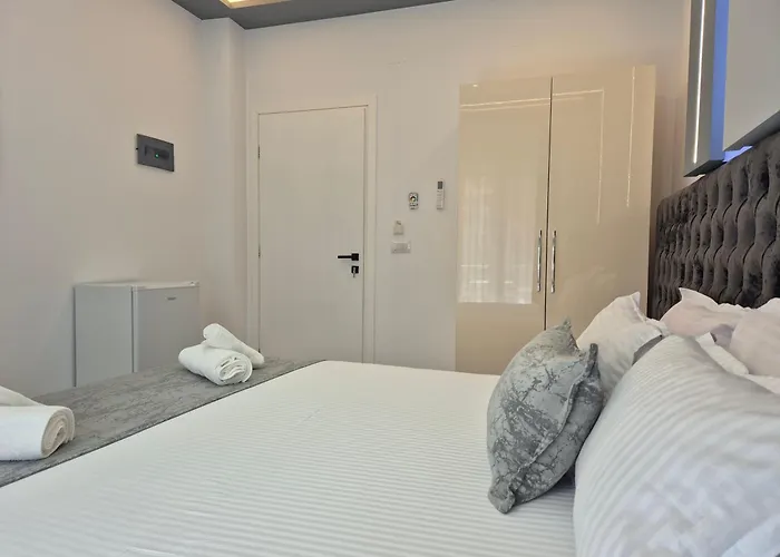 アパートホテル Roxhest Sarandë