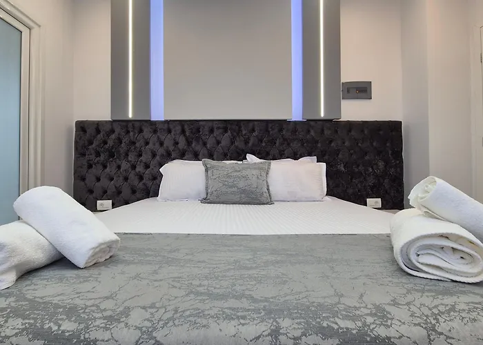 アパートホテル Roxhest Sarandë