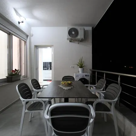 Roxhest Aparthotel Sarandë